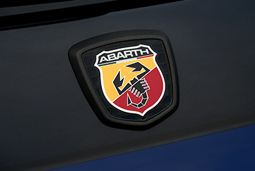 {9bfd471c-fd95-4be9-a07a-16933862e5f3}_Abarth_MonsterEnergy_LP_Gallery-06-370x249