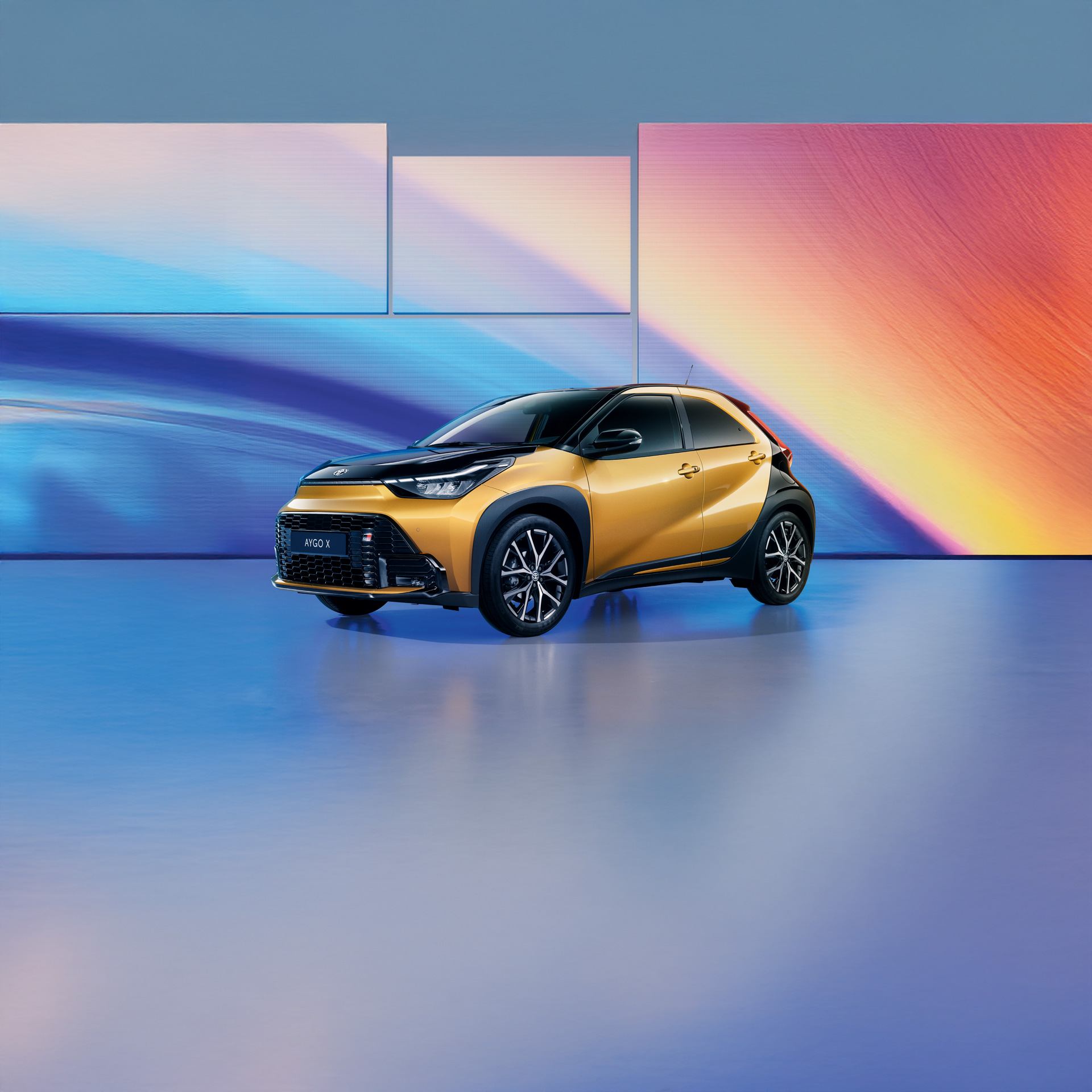 toyota aygo x con sfondo colorato