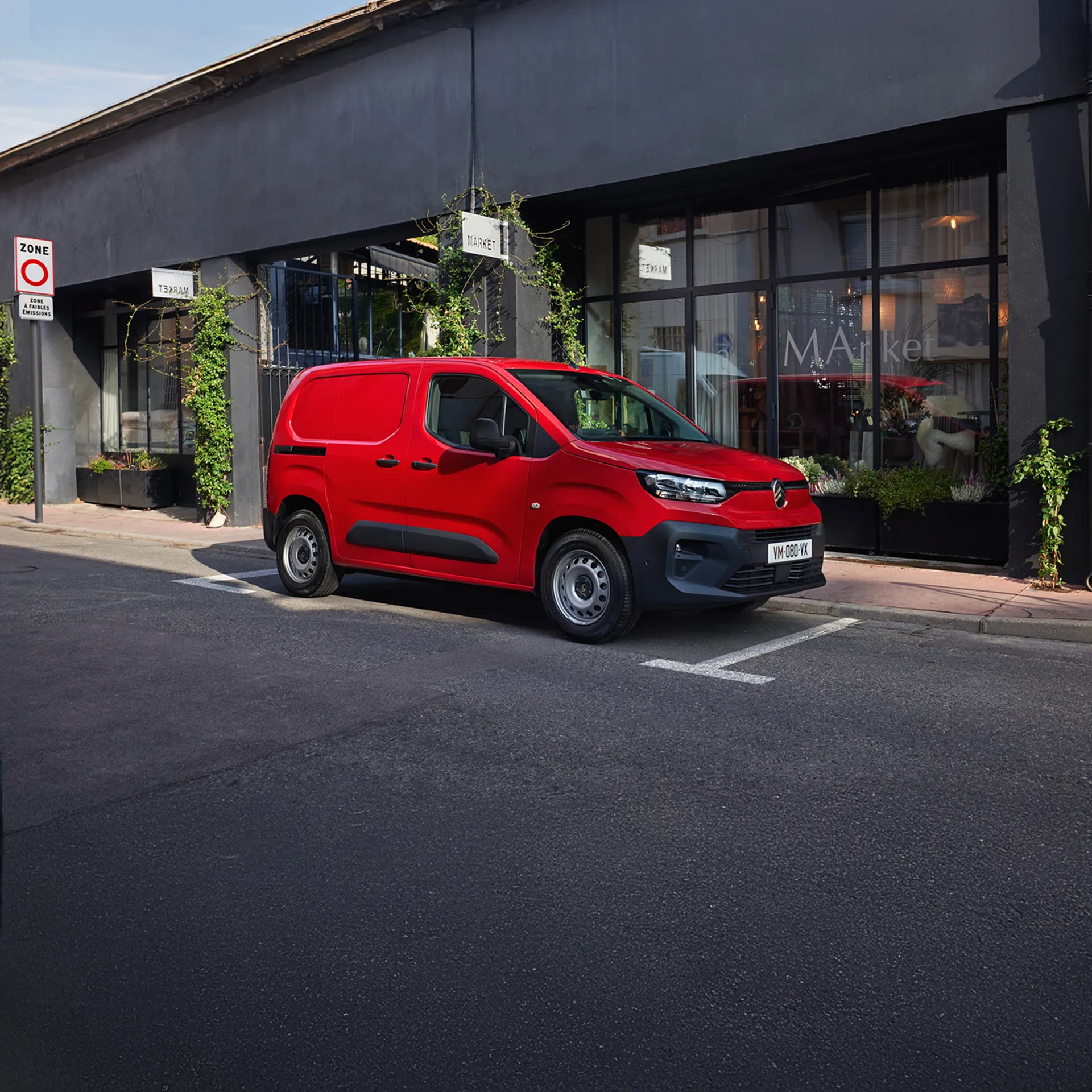 Citroen Berlingo van rosso davanti a un negozio market