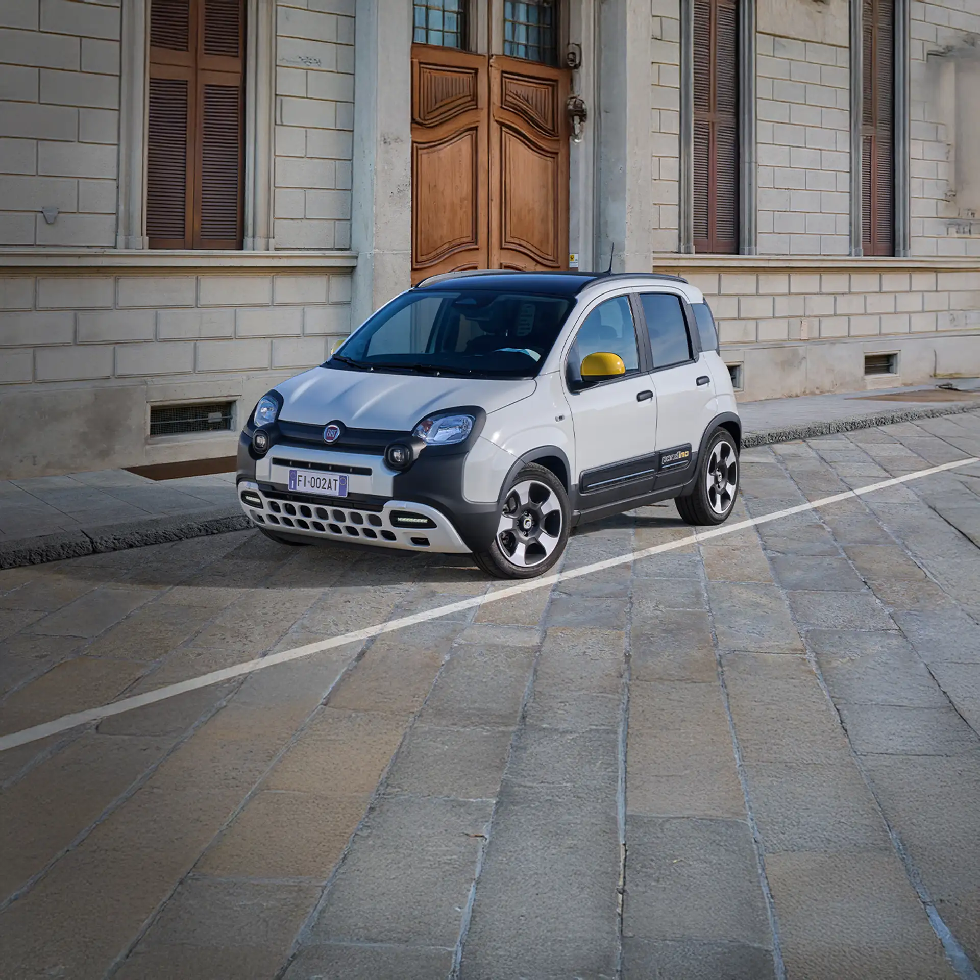 fiat pandina bianca parcheggiata in centro a torino