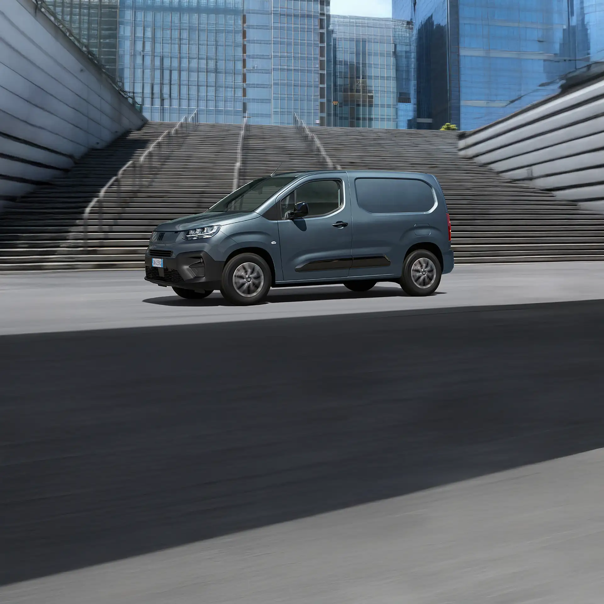 Fiat professional doblò grigio difronte a scalinata