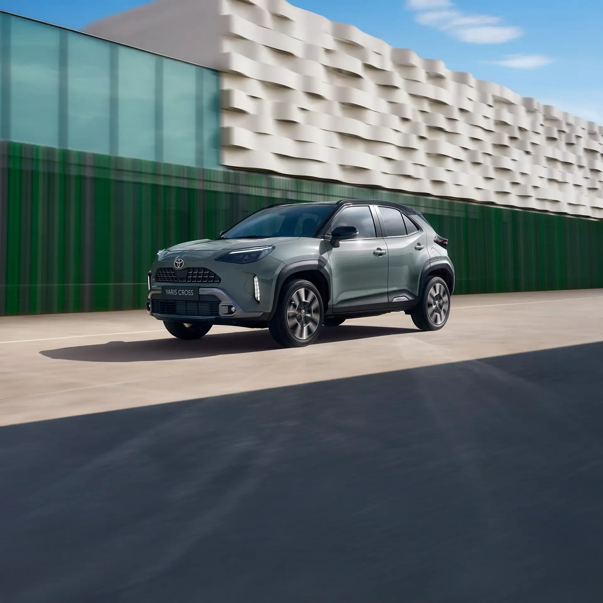 toyota yaris cross che corre su strada