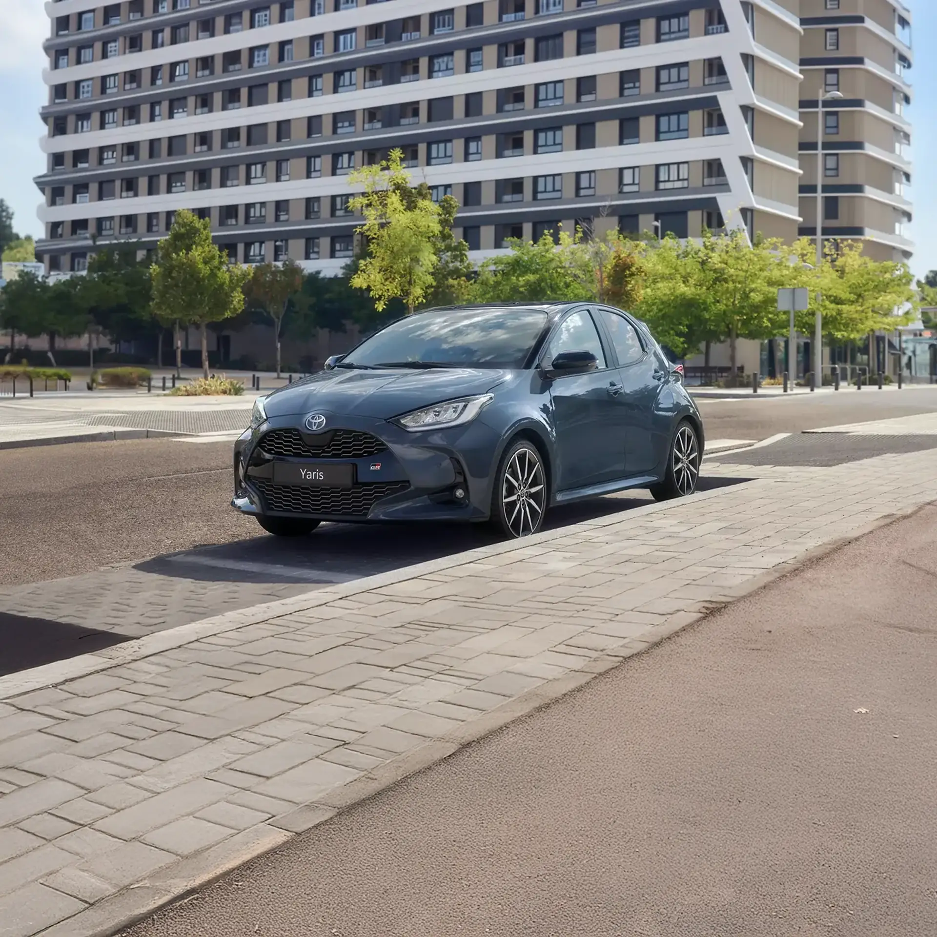 toyota yaris che corre su strada