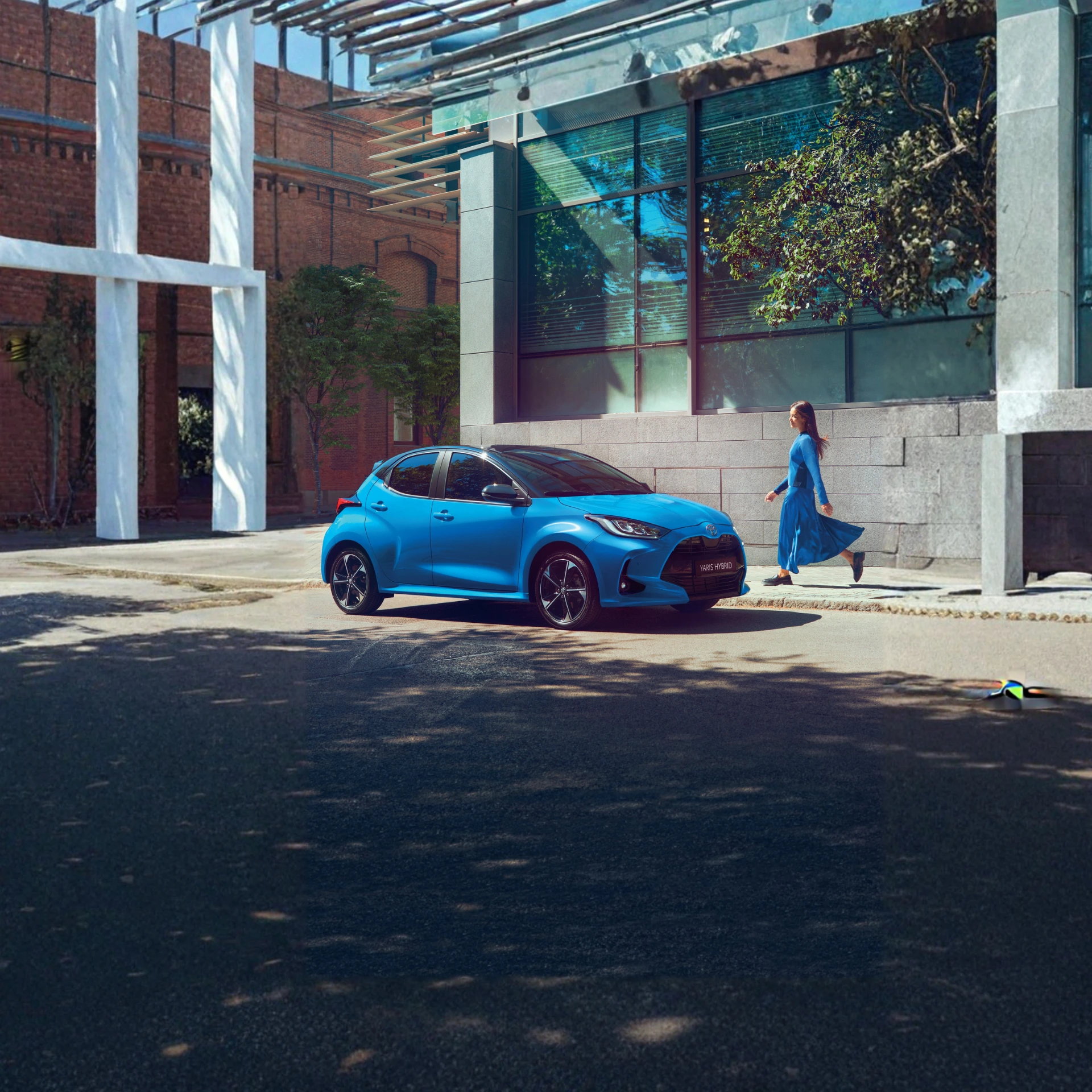 Foto di Toyota yaris Hybrid colore blu elettrico in città