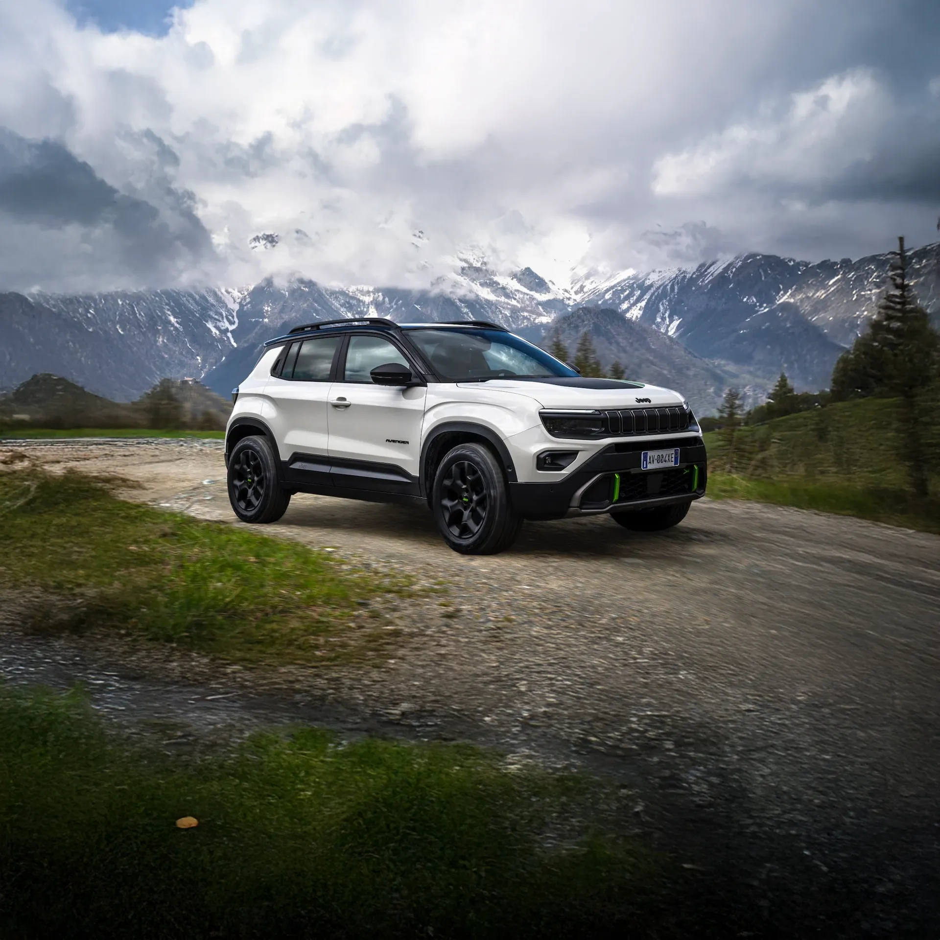 Jeep Avenger bianca in montagna