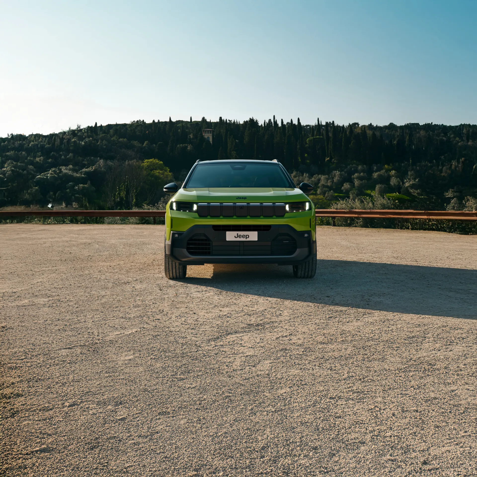 Nuova Jeep Compass frontale su paesaggio toscano