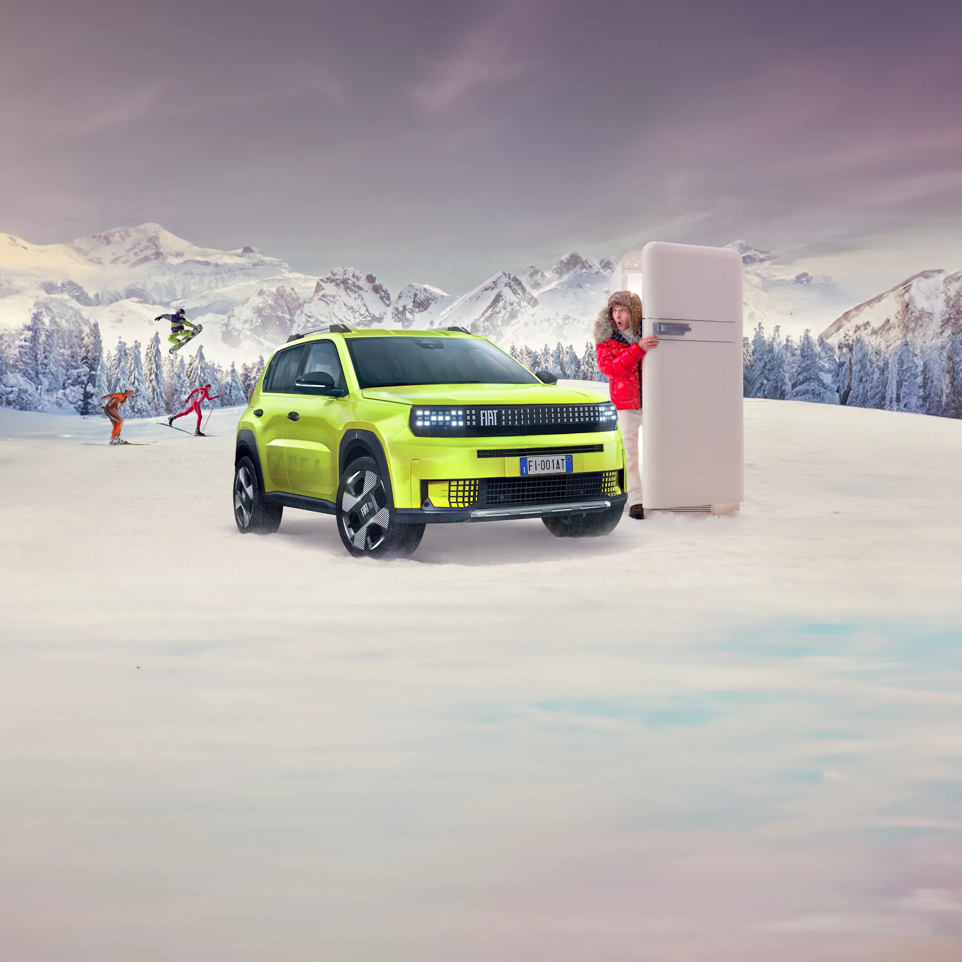 grande panda gialla tra la neve con sfondo di montagne innevate