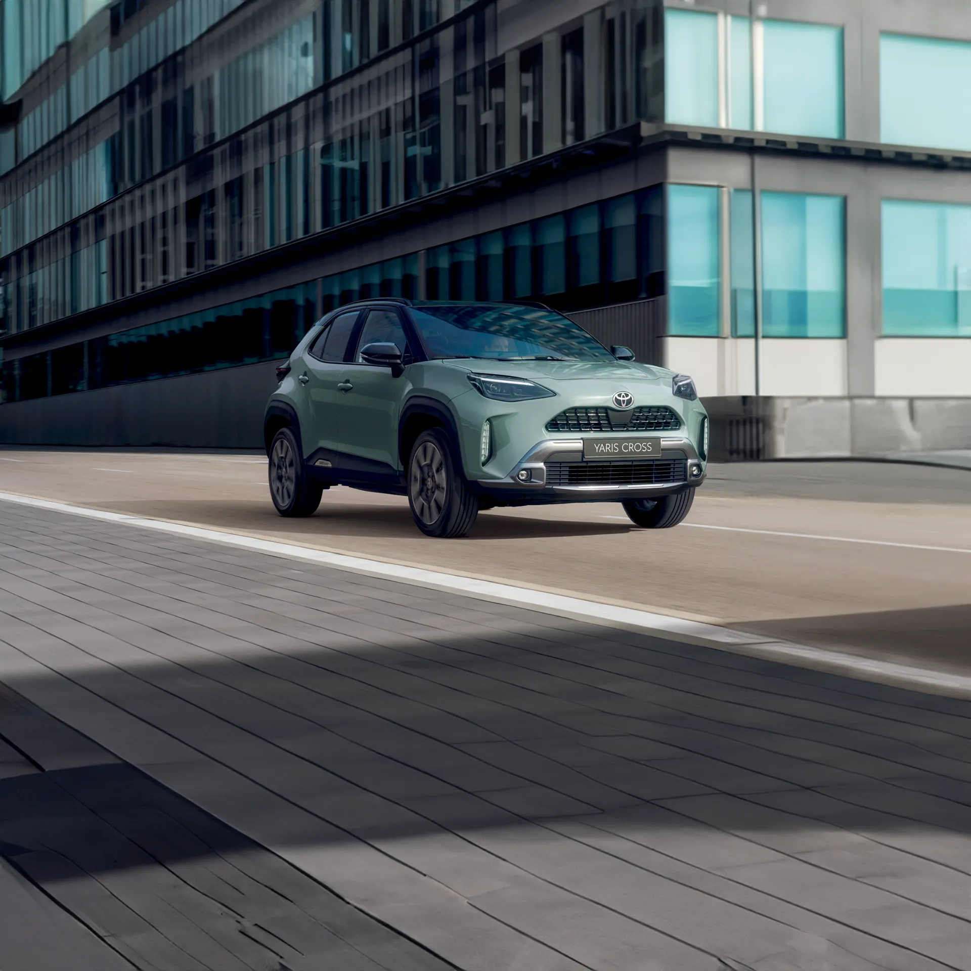 toyota yaris cross su strada