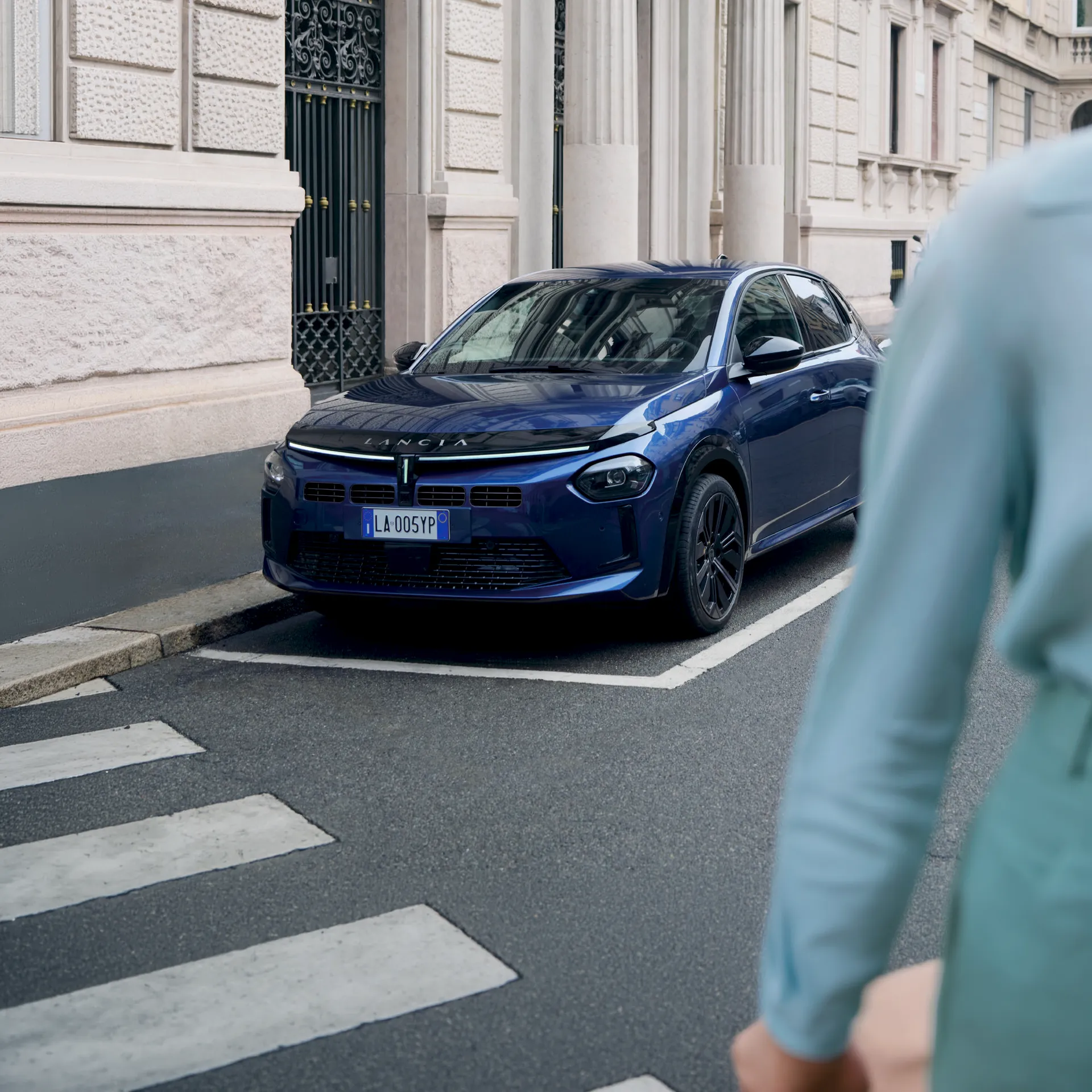 lancia ypsilon ibrida blu