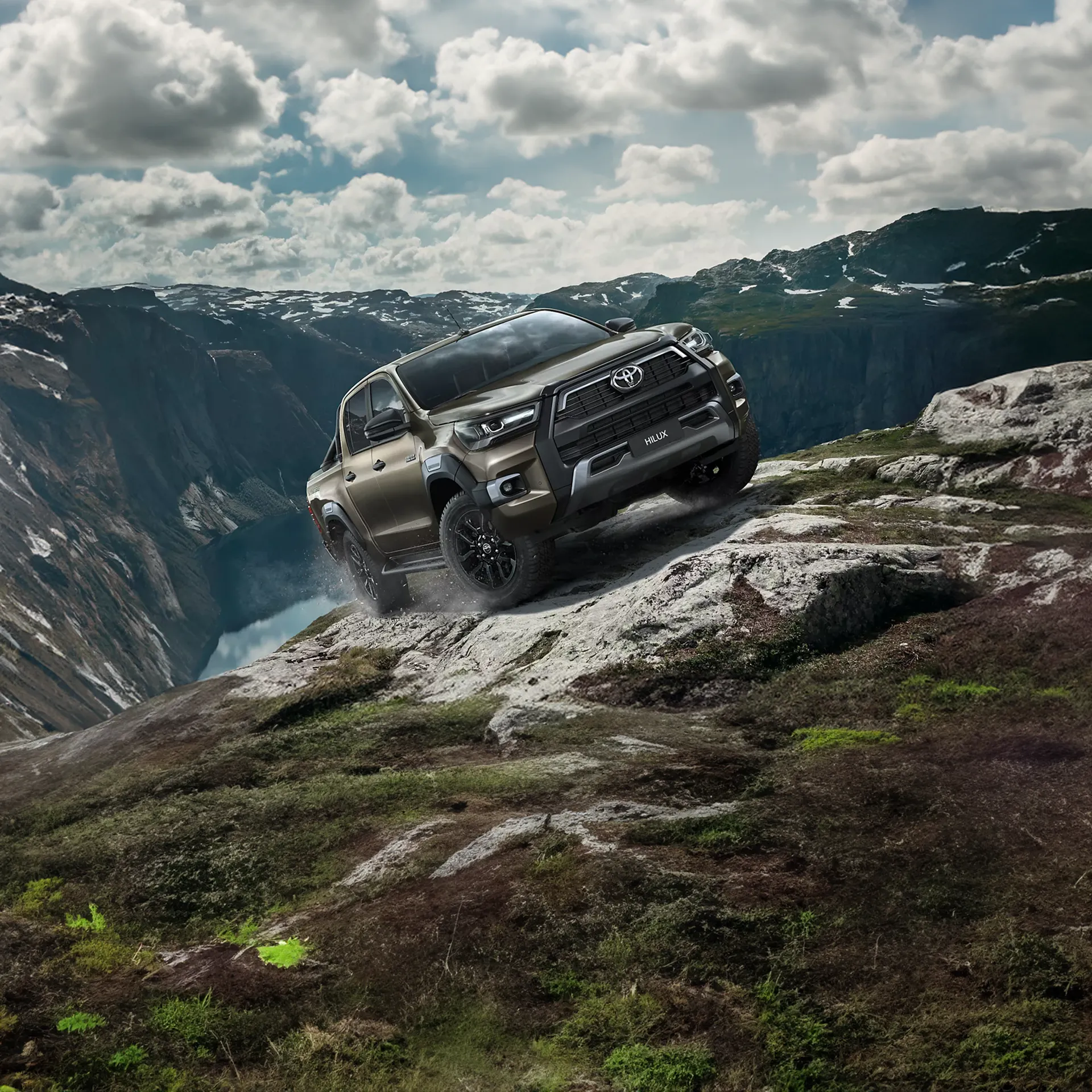 hilux che corre su strada in montagna