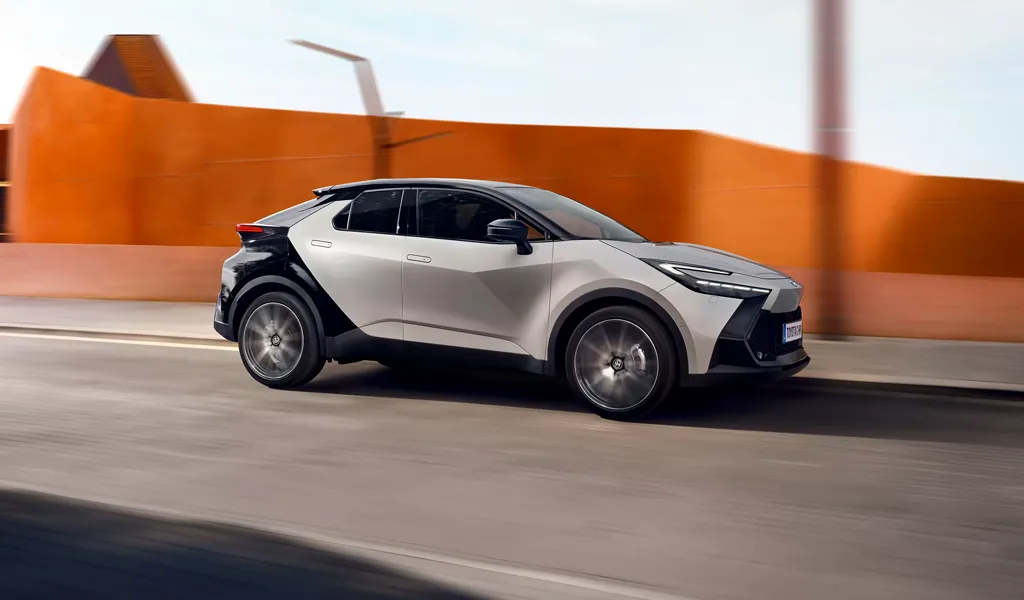 toyota c-hr su strada