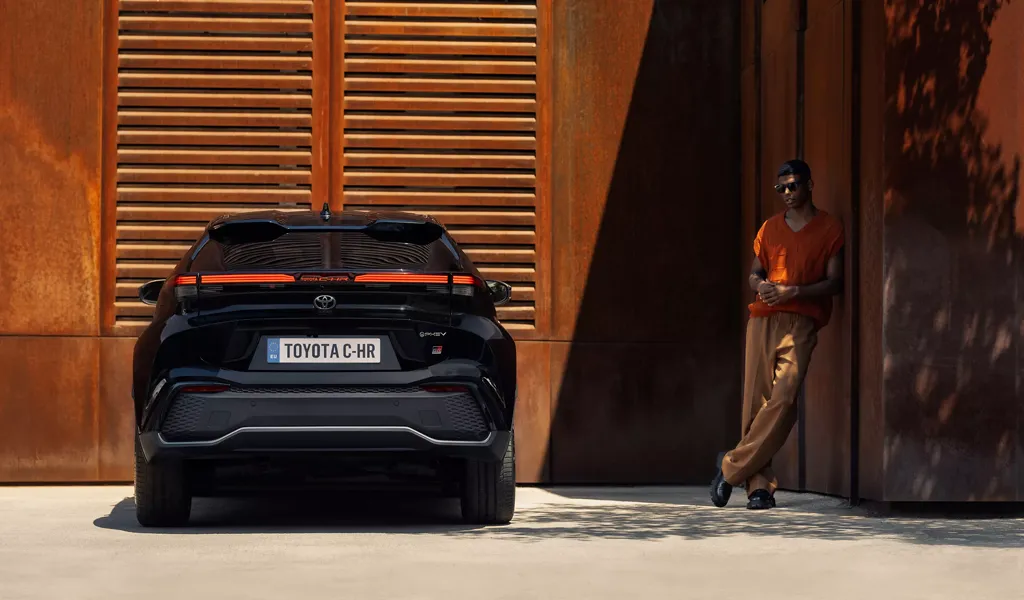 toyota c-hr vista posteriore