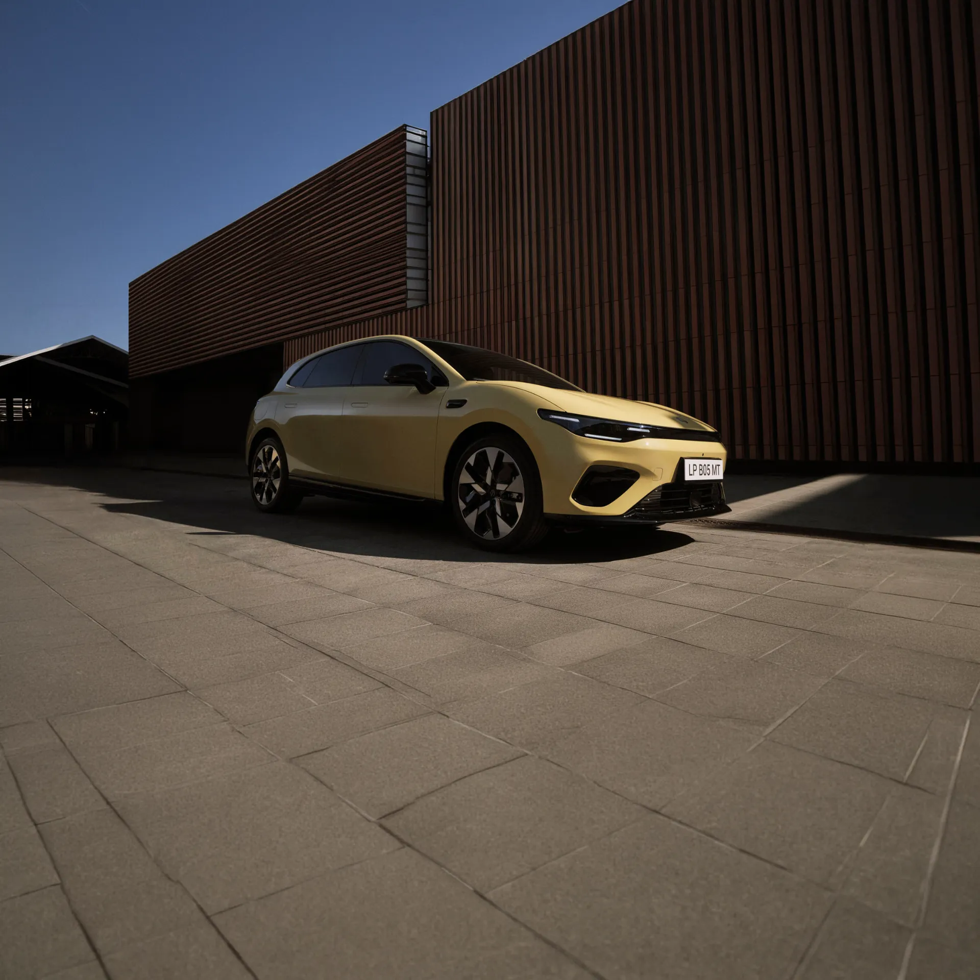 leapmotor b05 gialla parcheggiata