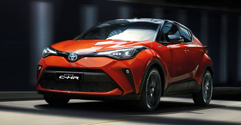Toyota C-HR Hybrid tua da <strong>228€ al mese</strong>! Solo questo mese da Spazio4!