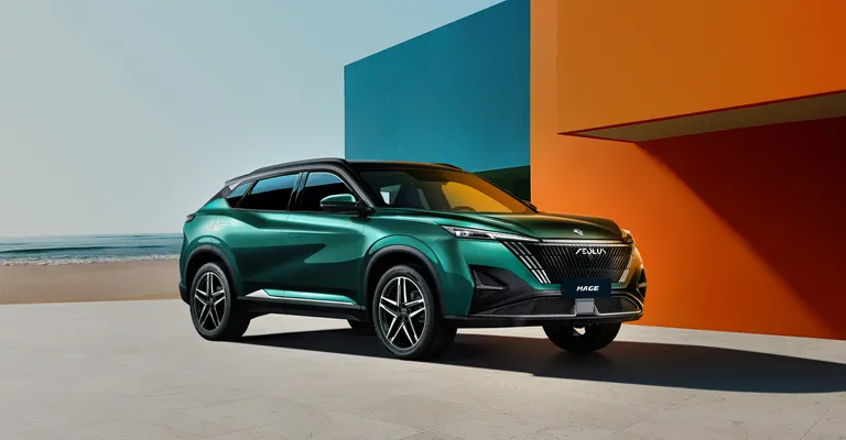 auto dongfeng mage verde su sfondo arancione e azzurro con mare